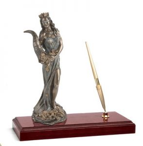 Настольный прибор «Богиня Фортуна» с ручкой на деревянной подставке ― Интернет Магазин Дворец Подарков